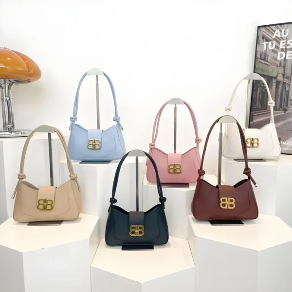 Fashion adjustable shoulder bag made of PU leather for daily use in multiple color.