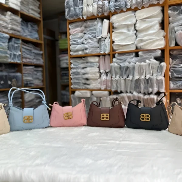 Fashion adjustable shoulder bag made of PU leather for daily use in multiple color.