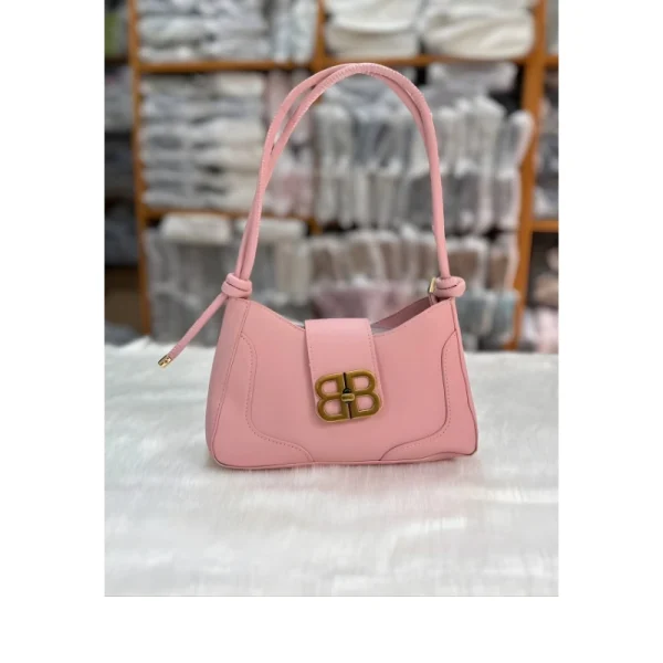 Fashion adjustable shoulder bag made of PU leather for daily use in pink.