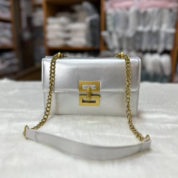 “PU leather shoulder handbag for women with golden chain, fashion-style design for daily use in silver color.”