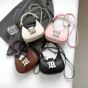 Retro underarm shoulder bag for women made of PU leather with metal lock, perfect for versatile use in multicolor.