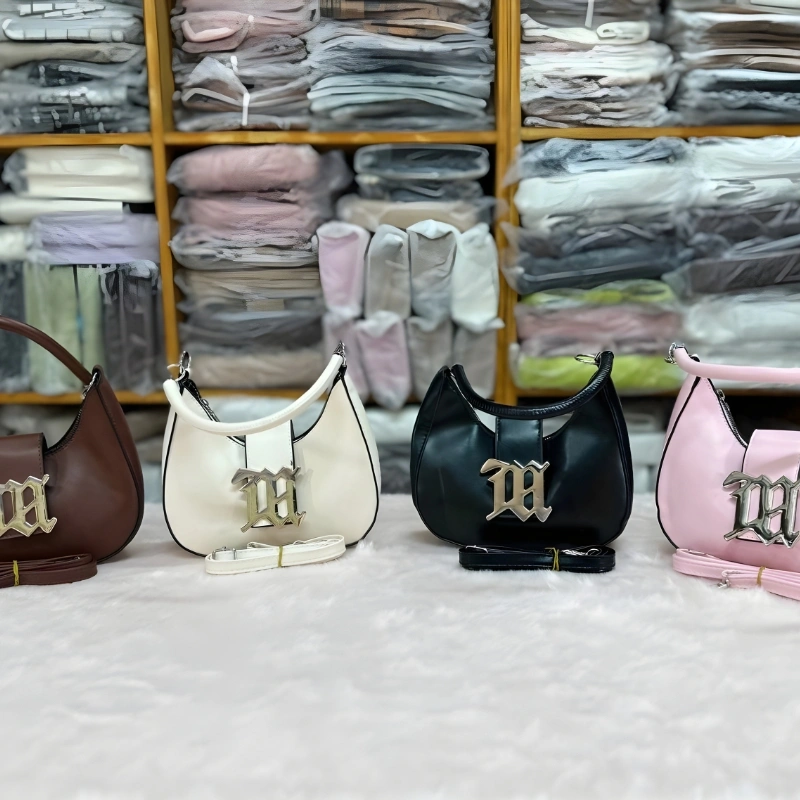 Retro underarm shoulder bag for women made of PU leather with metal lock, perfect for versatile use in multicolor.