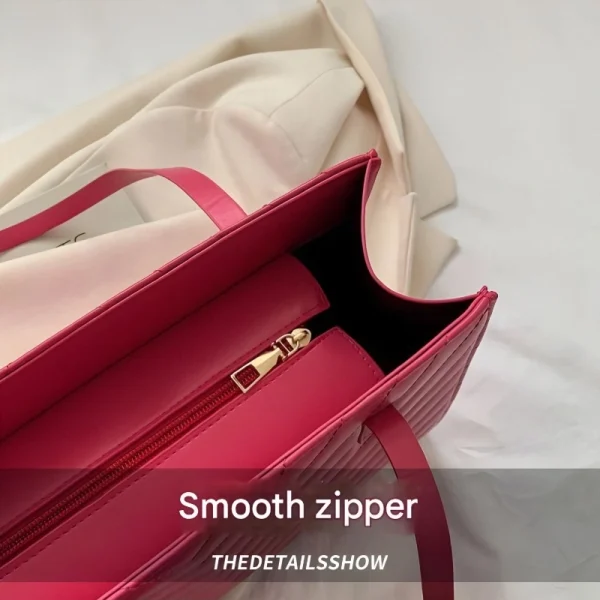 "Simple tote bag made of PU leather with quilted design for daily use in red"