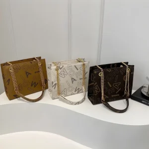 Urban women’s tote bag made of PU leather with letter print and chain handles for daily use in multicolor.